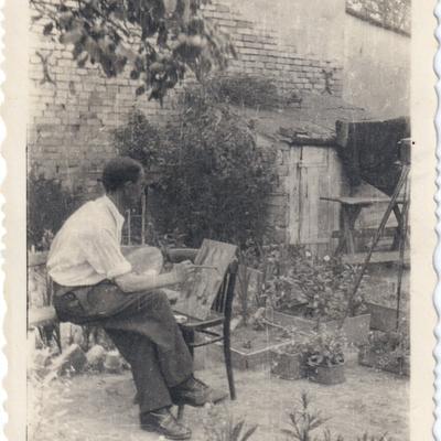Федір Жилінський малює в дворі будинку, 1940-ві&nbsp;рр.