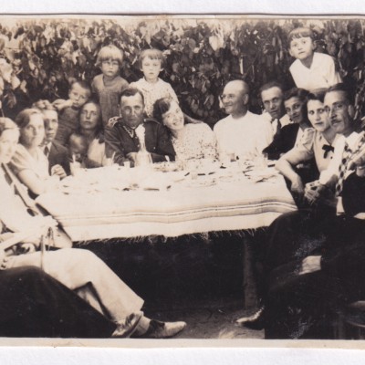 Родичі та друзі на гостинному подвір'ї у Жилінських