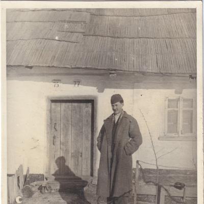 Ігор Жилінський біля рідного дому, 1945&nbsp;р.