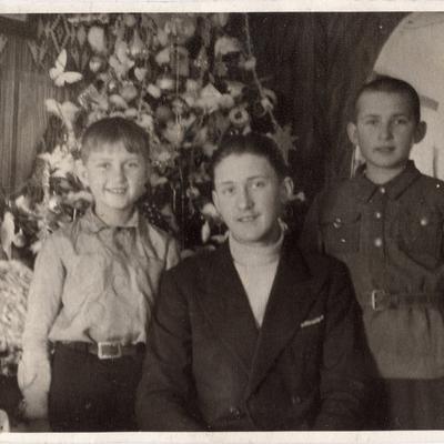 Брати Жилінські біля домашньої ялинки, 1945-1947&nbsp;рр.