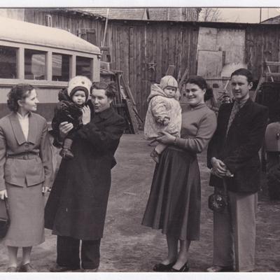 Сім'я Жилінських (праворуч), Алла Володимирівна тримає на руках доньку Ірину, 1957 рік