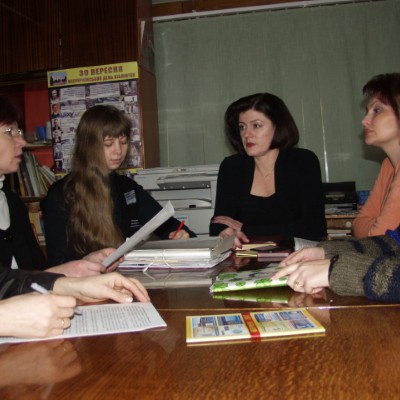 Ірина Ігорівна Мелещук (Жилінська) –  у центрі фото, серед колег, 2008&nbsp;рік