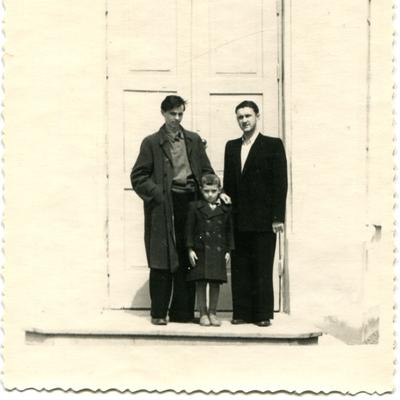 Сергій Вірославов (бутафор-декоратор, завідувач декоративно-художнього цеху театру) з хлопчиком (ймовірно сином) та Ігор Жилінський, 1955 р.