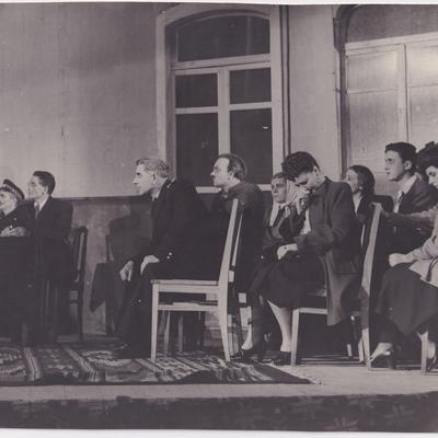 Сцена з вистави «Дочка прокурора». Марат – І. Жилінський (третій праворуч), 1954 рік