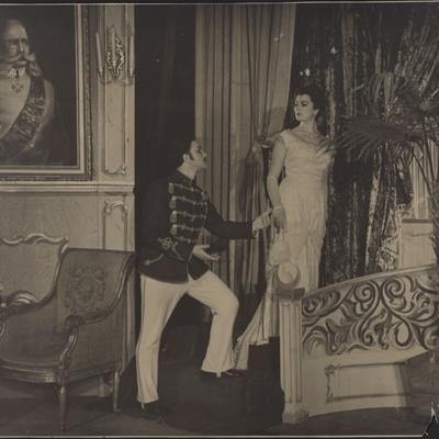 Сцена з вистави «Любов і мундир», І. Жилінський в ролі капітана Ковача, М. Господарська в ролі Олімпії, 1959 рік