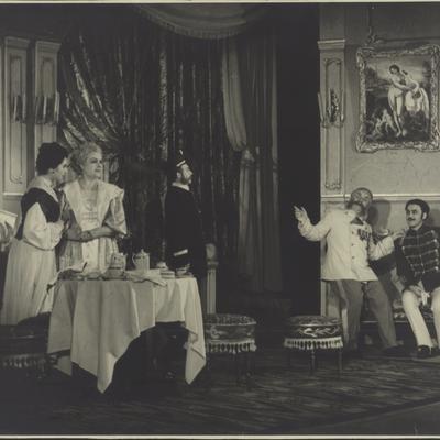 Сцена з вистави «Любов і мундир», І. Жилінський в ролі капітана Ковача, В. Петрухін – Генерал, О. Северський – Крехль, Є. Ободовська – Євгенія, М. Господарська – Олімпія, 1959 рік