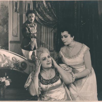 Сцена з вистави «Любов і мундир», І. Жилінський в ролі капітана Ковача, Є. Ободовська – Євгенія, М. Господарська – Олімпія, 1959 рік