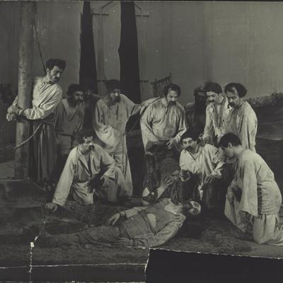 Сцена з вистави «Маруся Богуславка», в ролі Степана (лежить) І. Жилінський, 1963 рік