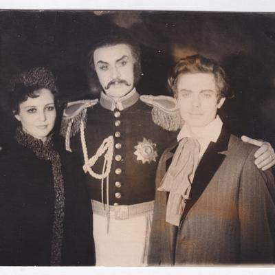 Оленка – Р. Теплова, Енгельгардт – І. Жилінський, Т. Шевченко – О. Батов у виставі «Світанок», 1964 рік