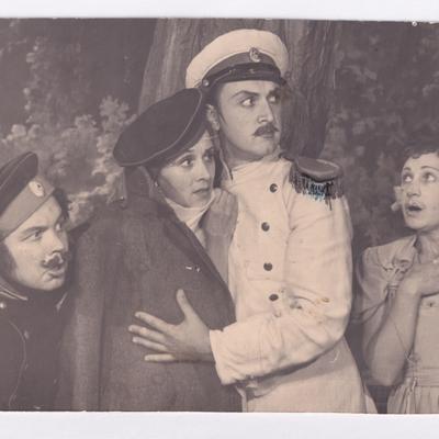 А. Посохін – денщик, О. Білявська – Прісінька, І. Жилінський – капітан Скворцов, А. Хількевич – Євженю у виставі «Шельменко-денщик», 1960 рік