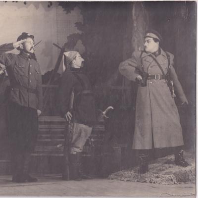 Дмитро – І. Жилінський (посередині) у виставі «Ніч і полум'я», 1959 рік