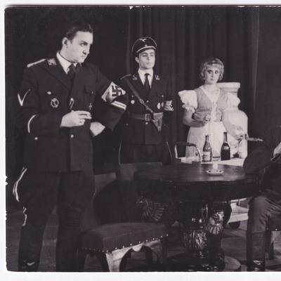 І. Жилінський в ролі Генерала Гейдриха (перший ліворуч) у виставі «Коли мертві оживають», 1965 рік