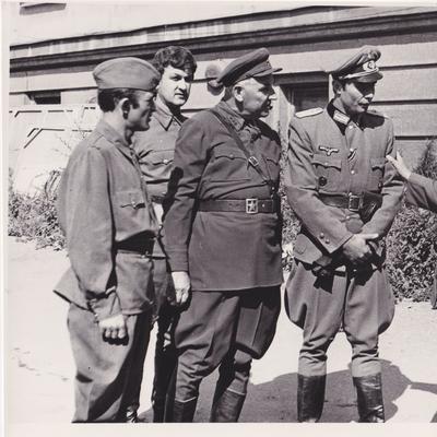 І. Жилінський – Приходько (другий ліворуч) у виставі «Це було в Ровно», 1965 рік