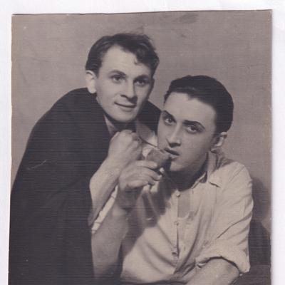 Олег – В. Селезінка, Микола – І. Жилінський у виставі «В шуканнях радості», 1959 рік