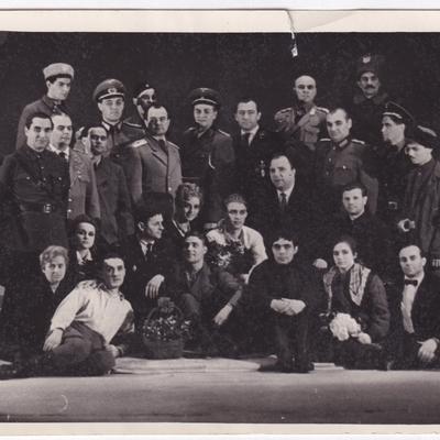 Вистава  «Це було в Ровно», колективне фото після вистави. Ігор (в першому ряду другий ліворуч) та Анатолій (в другому ряду четвертий ліворуч) Жилінські, Рівне, 1965 рік.