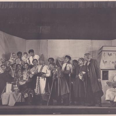 Вистава «Ой, не ходи Грицю, та й на вечорниці», сцена з третьої дії, Гриць – І. Жилінський (посередині в білій сорочці), 1957 рік.