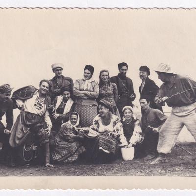 Учасники вистави «Весілля в Малинівці». І. Жилінський стоїть четвертий ліворуч, 1965 рік