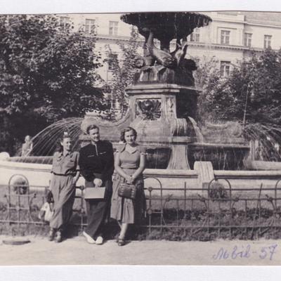 Ігор Жилінський з колегами на прогулянці містом Львів, 1957 рік