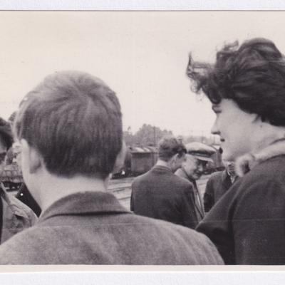 Ігоря Жилінського проводжає на гастролі сім'я: дружина Алла Володимирівна, батьки Федір та Пелагея Жилінські, 1960-ті рр.