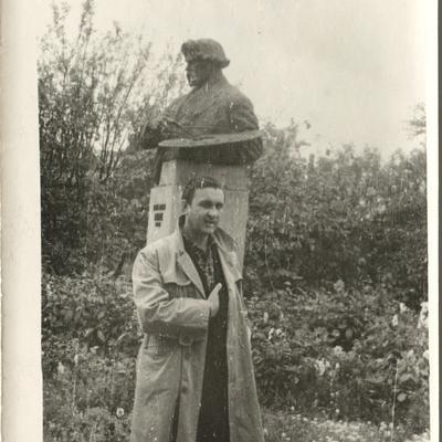 Ігор Жилінський на екскурсії в садибі В. Сурікова, м. Красноярськ, 1965 рік