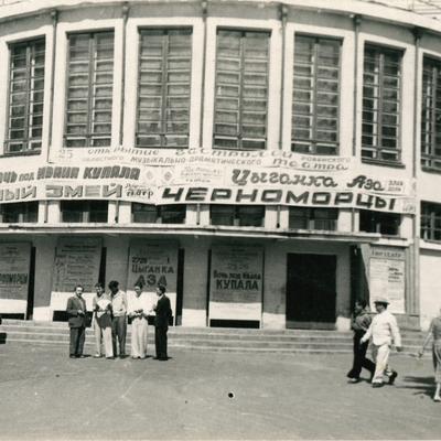 Рівненські актори біля театру в місті Могилів. Ігор Жилінський другий ліворуч, 1958 рік