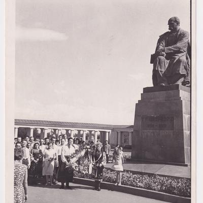 Квіти до пам'ятника Т. Г. Шевченка. Ігор Жилінський тримає квіти, Уральськ, 1956 рік