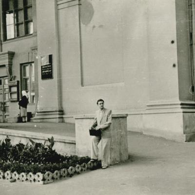 Ігор Жилінський біля театру в місті Гомель, 1967 рік