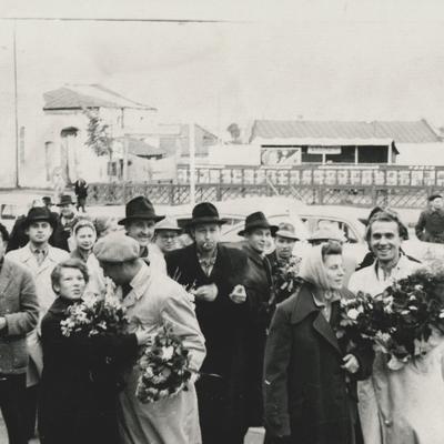 Могилів радо вітає Акторів Рівненського театру. І. Жилінський посередині в шляпі і білому плащі, 1958 рік