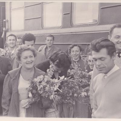 На рівненському пероні. Зустріч з гастролей. І. Жилінський ліворуч позаду, 1959 рік