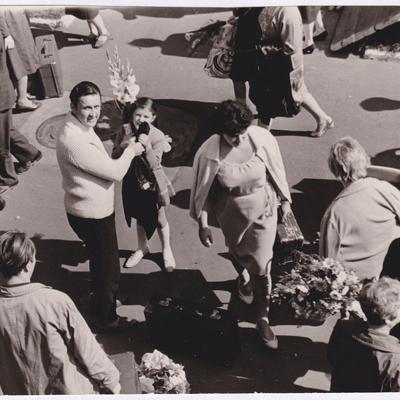 Донька зустрічає тата з гастролей. І. Жилінський та донька Ірина, 1960-ті рр.