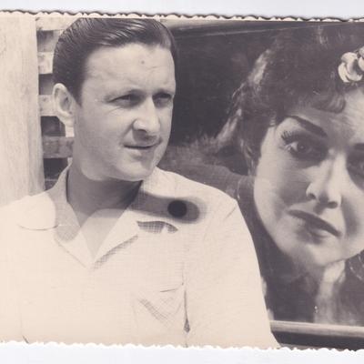 І. Жилінський на фоні афіші біля театру у місті Ульянівськ, 1968 рік