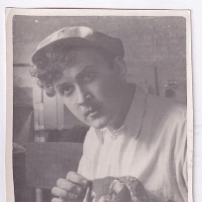 Ігор Жилінський вишиває