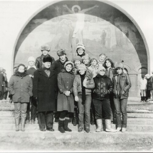 На козацьких могилах зі студентами 1-го курсу кафедри режисури. Лютий 1984 р. Другий ліворуч І. Жилінський в першому ряду