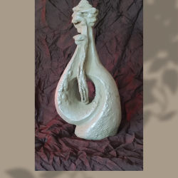 61. Скульптурна композиція «Життєдайна капля», синтетичний матеріал, 35 см